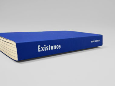 黒﨑輝男氏の思想を未来へ手渡す一冊――『Existence』に宿る、静謐な美と製本の極意